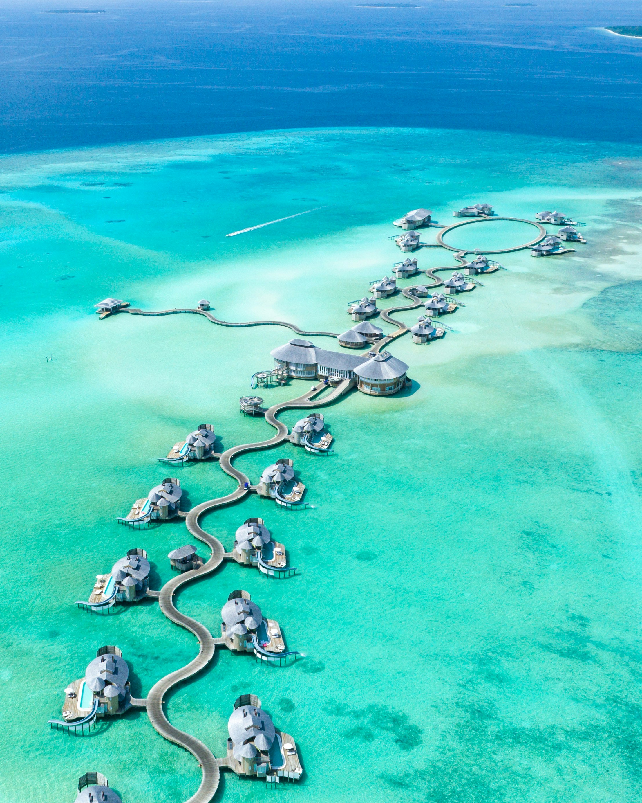 Equipo de guías dominicanos en catamarán hacia Isla Saona